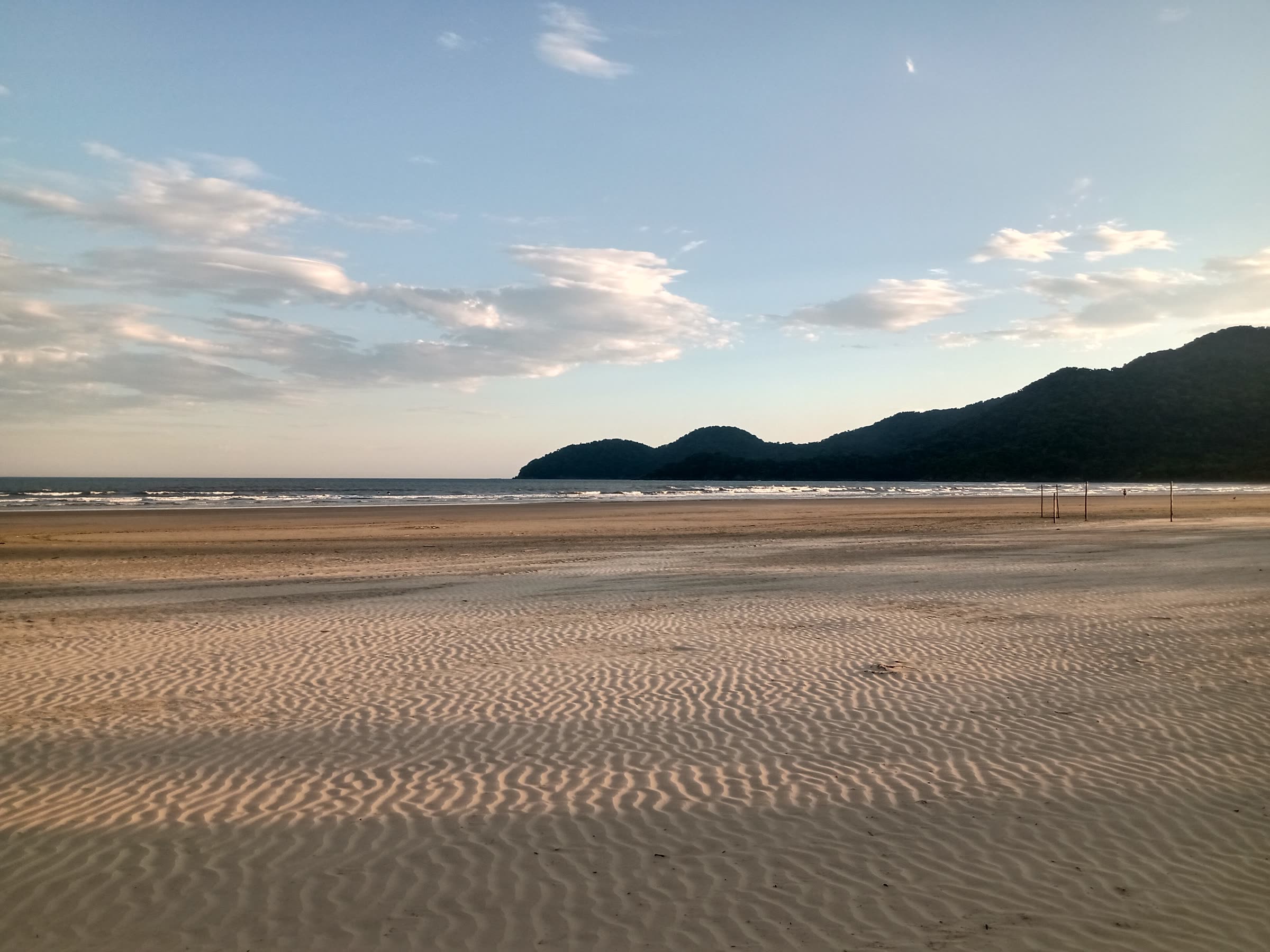 Praia do Guaraú em Peruíbe no fim da tarde, com a serra ao fundo